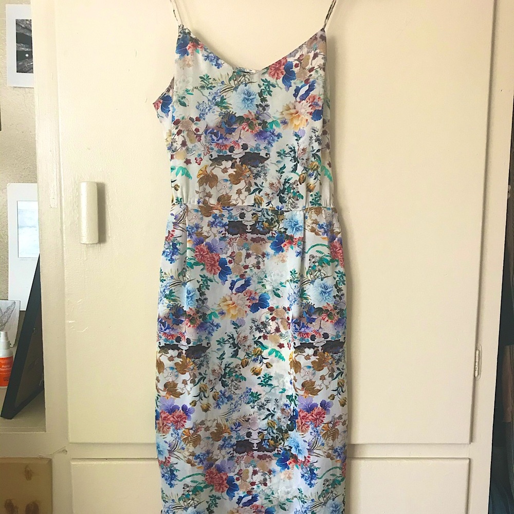 Silky floral Zara dress with overlapped slit. XS